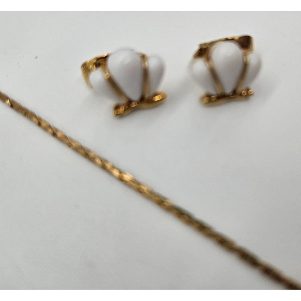 Vintage AVON Gold Tone White Ribbed Pendant Necklace and Clip On Earrings Set - Picture 9 of 12